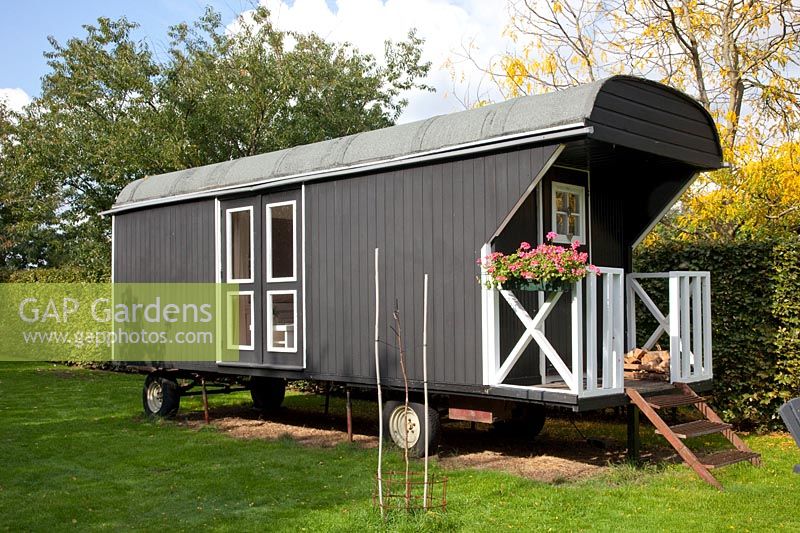 Circus wagon as a garden house 