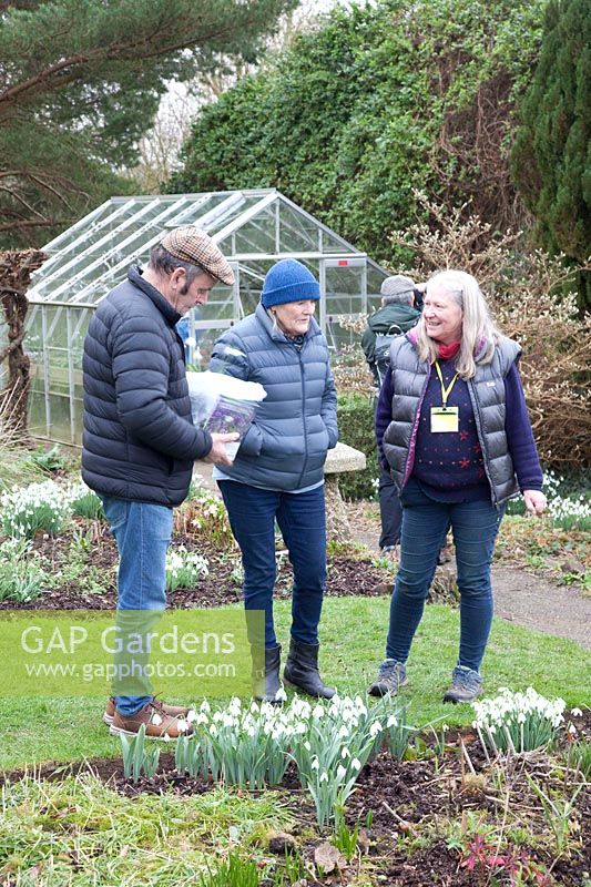 Garden owner Jo Hynes with visitors 