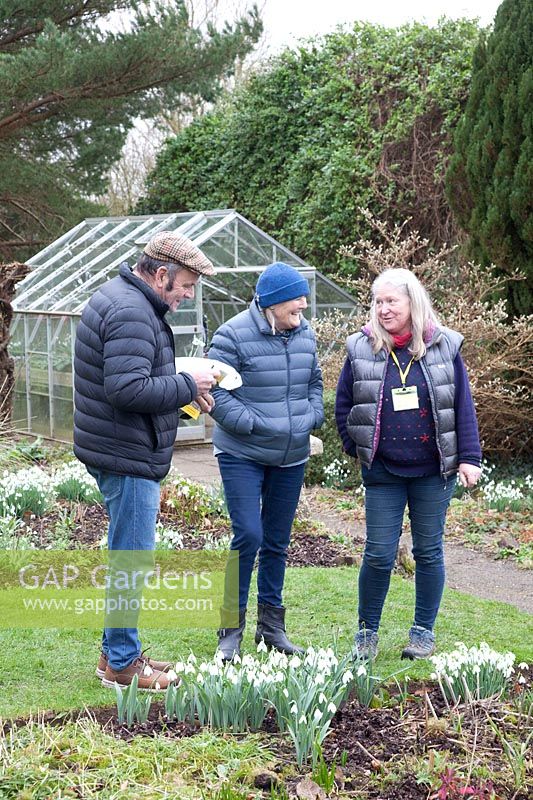 Garden owner Jo Hynes with visitors 