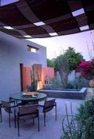 Contemporary courtyard area of desert garden with wall mounted water feature - Phoenix USA 