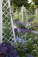 'A Beekeeper's Garden' at RHS Hampton Court Flower Show 2009
