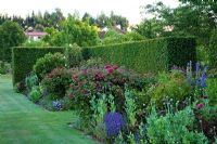 Herbaceous flowerbed sheltered by clipped hornbeam hedge - Breedenbroek, New Zealand