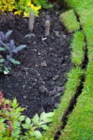 Creating a lawn edging 