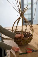 Making a hanging basket from woven willow 6/7