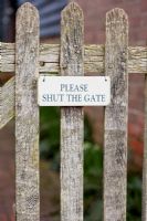 'Please Shut The Gate' sign on garden gate. Sandhill Farm House, Sussexc