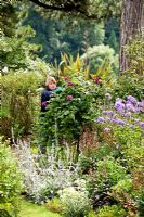 Gardener at Kiftsgate Court Garden. Chipping Campden, Gloucestershire. UK