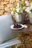 Seating areaa with Rubus fruticosus - Blackberries on plate