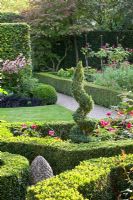 Clipped Fagus sylvatica hedges and Buxus topiary - Huys en Hof
