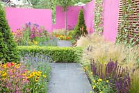 Modern garden with screens. Planting includes Heuchera 'Lime Marmalade', Rudbeckia 'Goldsturm' and Ipomea 
