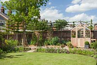 Step-by-step - Garden overview with greenhouse, raised bed and pleached hornbeams 