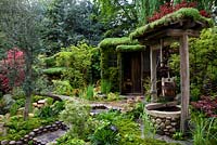 A well with sedum covered roof in traditional Japanese garden - Satoyama Life 
