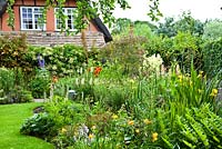 Informal country garden - Chestnut Cottage 