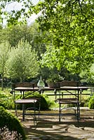Relaxing area under the oak tree,  De Romantische tuin - The Romanic Garden of Dina Deferme and Tony Pirotte