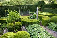 Knot garden with vegetable and herb beds, De Romantische tuin - The Romanic Garden of Dina Deferme and Tony Pirotte