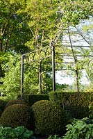 Iron cast pavillon with hedging and yew topiary, De Romantische tuin - The Romanic Garden of Dina Deferme and Tony Pirotte