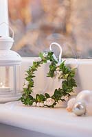 Step-by-step - Snowberry and buxus heart shaped wreath Christmas decoration