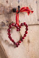 Step-by-step - Heart shaped decoration made using cranberries 