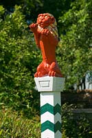 Red lion on plinth 