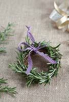 Step-by-step Making a small rosemary covered wreath 