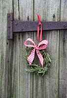 Step-by-step -  Rosemary covered wreath 