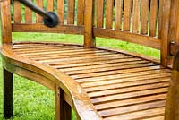 Garden furniture maintenance - Pressure washing a teak curved bench