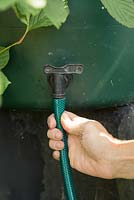 Attaching a hose to a waterbutt