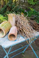 Materials needed are Terracotta drainage pipes, bark, dead sticks and straw. 
