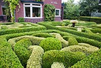Box topiary in the knot garden. Tuin de Villa