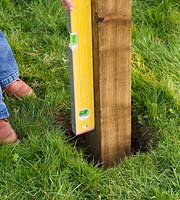 Constructing a circular deck - using a spirit level to get post straight