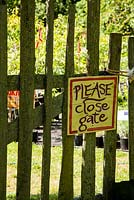 Please close gate sign 