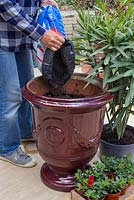 Filling pot with compost