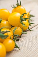 Lycopersicon lycopersicum 'Jelly Bean Red and Yellow' - tomatoes on wooden surface