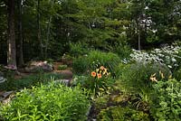 Border with Sedum spectabilis, Hemerocallis 'Ambrosia', Miscanthus 'Huron Blush', white leucanthemum x superbum 'Becky' in summer