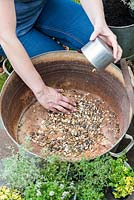 Step 2. Add gravel to improve drainage. Planting a thyme wheel in a container step by step. 