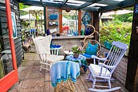 Garden cafe on a deck patio. De Luie Tuinman