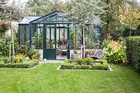 A conservatory with Buxus, Hydrangea arborescens 'Annabell'and Pyrus salicifolia 'Pendula' surrounding