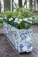 White narcissus and blue Muscari planted in box. Delft blue shards transformed into decorations at the inspiration garden at Keukenhof 2017.