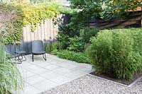 Terrace with 2 lounge chairs, border, bamboo block - Fargesia