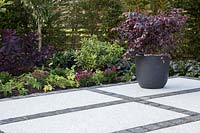 Making a mixed material patio - finished patio with mix of large porcelain slabs and small granite setts