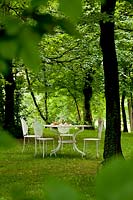 Garden furniture on lawn - Beretta Kastner architetti. Monza. Italy