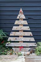Pallet Christmas tree arrangement