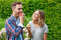Young couple eating apple