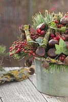 Floristic decorations with Fundstuecken from the autumn forest