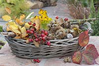 Floristic decorations with Fundstuecken from the autumn forest