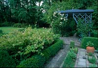 Stephanandra tanakae ( Kranz spar ), gazebo covered with Rosa 'Guirlande d'amour' ( Rambler Rose ), oefterbluehend with good scent Clematis' M. T. Lundel '( Clematis ), Buxus ( Buchs ) Hedges