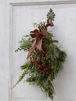 Door decorations - Branches of Pinus ( pine ), cotoneaster ( Cotoneaster ), Tsuga