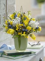 Frühlingsstrauß white-yellow-blue - Narcissus ( daffodils ), Tulipa ( tulip )