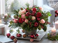 Christmassy bouquet of pink ( roses ), Ilex ( Holly ), Hedera