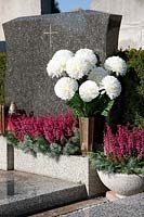 Decorative grave vase with ball shaped mums