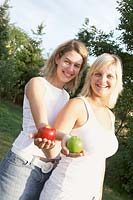 Stehende Frauen mit Äpfel